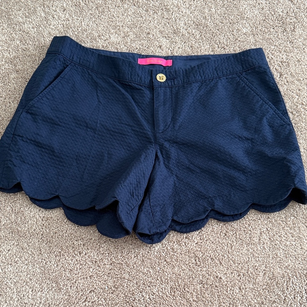 Lilly Pulitzer Navy Scalloped shorts size 6